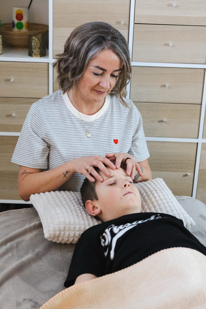 Craniosacrale Behandlung am Kopf eines Kindes