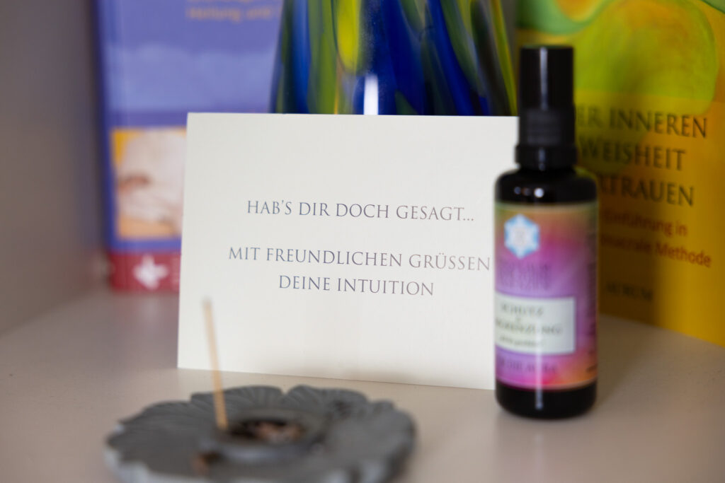Achtsamkeitskarte und Sprayflasche in harmonischer Praxisatmosphäre