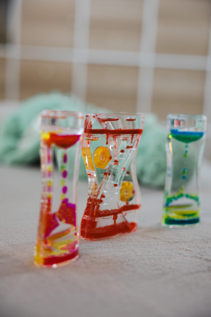 Bunte Sanduhren als spielerisches Element in der Begleitung von Kindern